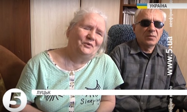 Незряче подружжя з Луцька плете рукавички для бійців АТО