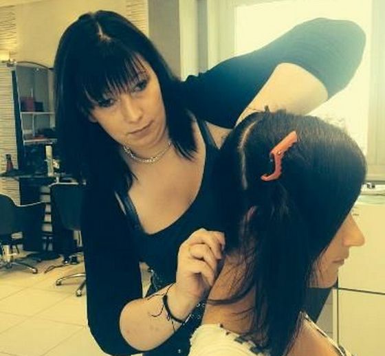 У Франції сліпа жінка працює перукарем